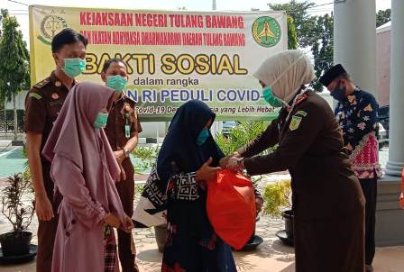 Kejari Tulang Bawang Salurkan Bantuan Jaksa RI Peduli Covid-19