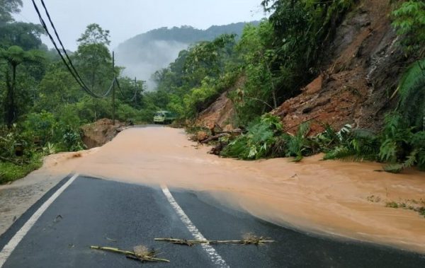 Jalan Lintas Liwa-Krui KM 2 Longsor Kendaraan Lebih 4 Ton Dilarang Melintas