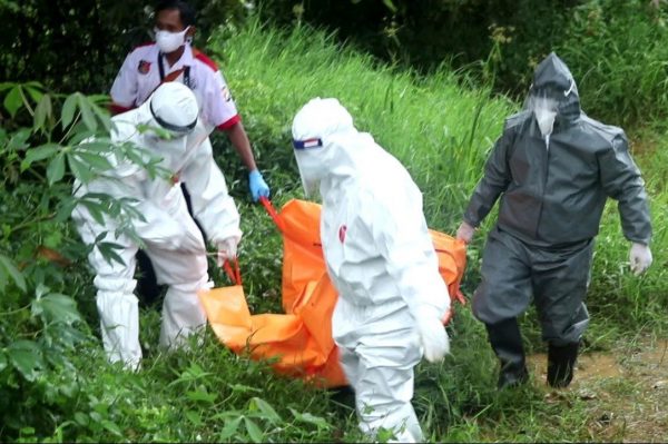 Wanita Berkaos Setengah Bugil Ditemukan Tewas Membusuk di Rawa Belakang Kantor Imigrasi