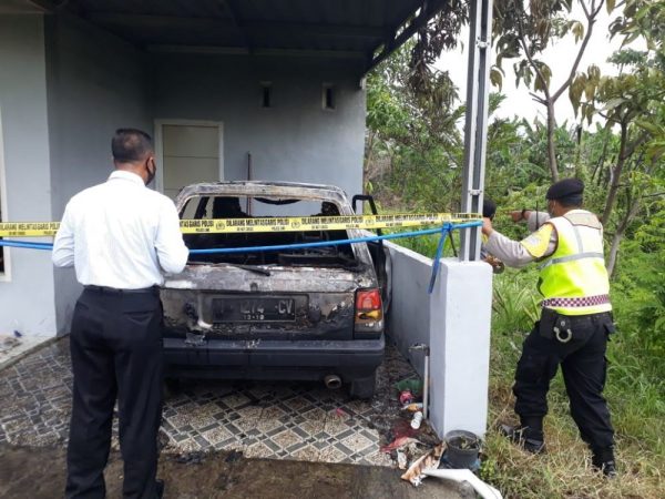 Dua Balita Tewas Tepanggang Dalam Mobil, Ayah Ibunya Ikut Padamkan Api Tak Tahu Anaknya Terbakar