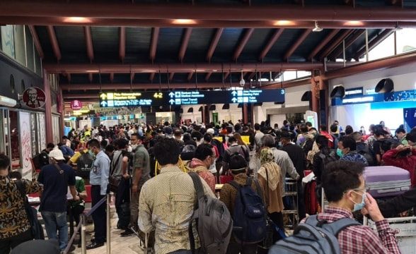 Antrean Penumpang Membludak di Bandara, Ombudsman Sebut Larangan Mudik Hanya Dagelan