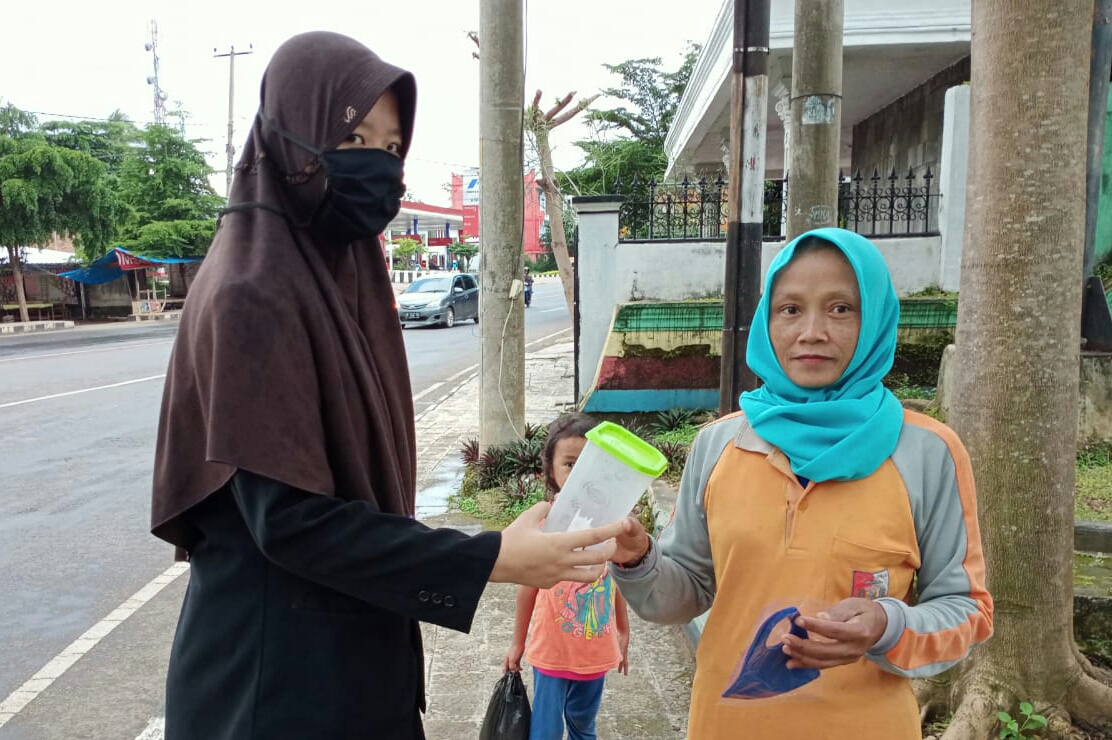 Peringati Harlah Kesaktian Pancasila, OSIS MAN 1 Lampura Bersama KMSE dan PMR PMI Unit MAN I Aksi Bansos