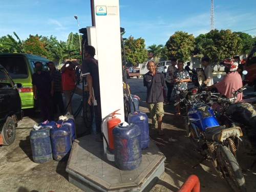 Warga Keluhkan Antrian Pengisian BBM Gunakan Jerigen di SPBU Lintik Pesisir Barat