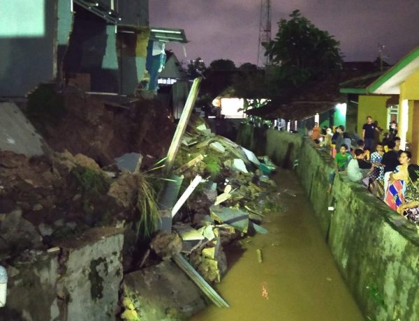 Hujan Deras Robohkan Bagian Belakang Ruko Dekat Aliran Sungai di Jalan Sisingamangaraja Tanjungkarang