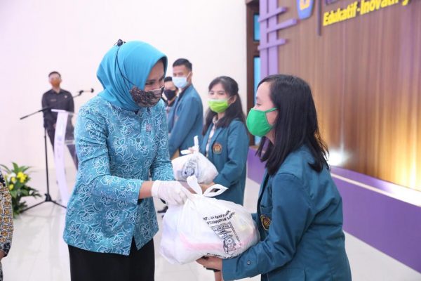 Ketua TP PKK Ibu Riana Arinal Salurkan Bantuan Untuk Mahasiswa Unila dan Masyarakat Lampung di Perantauan