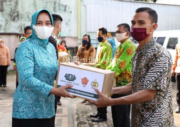 Program Jumat Barokah ke-9, Riana Sari Arinal Bagikan 1000 Paket Sembako