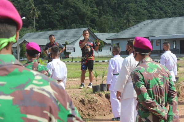 YON 9 MARINIR Tanam Kelapa Nias di Lahan Ketahanan Pangan Brigif 4