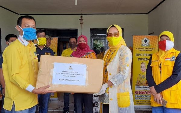 Ikatan Istri Partai Golkar Riana Sari Arinal Bagikan Bantuan ke Masyarakat Pesibar