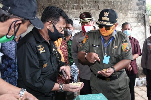 Mentan Dan Gubernur Prakter Bajak Sawah Gunakan Traktor