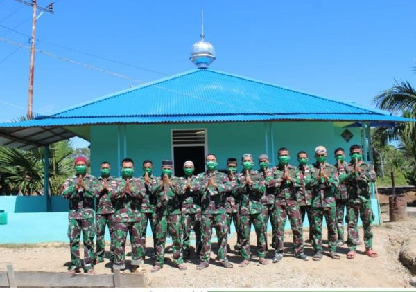 Satgas 411 Kostrad Membangun Mushola di Pandawa