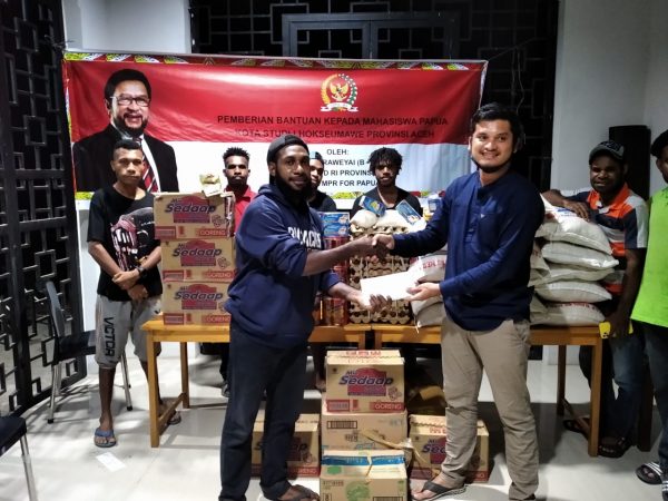 Yorrys Raweyai Salurkan Tali Asih untuk Mahasiswa Papua di Provinsi Aceh