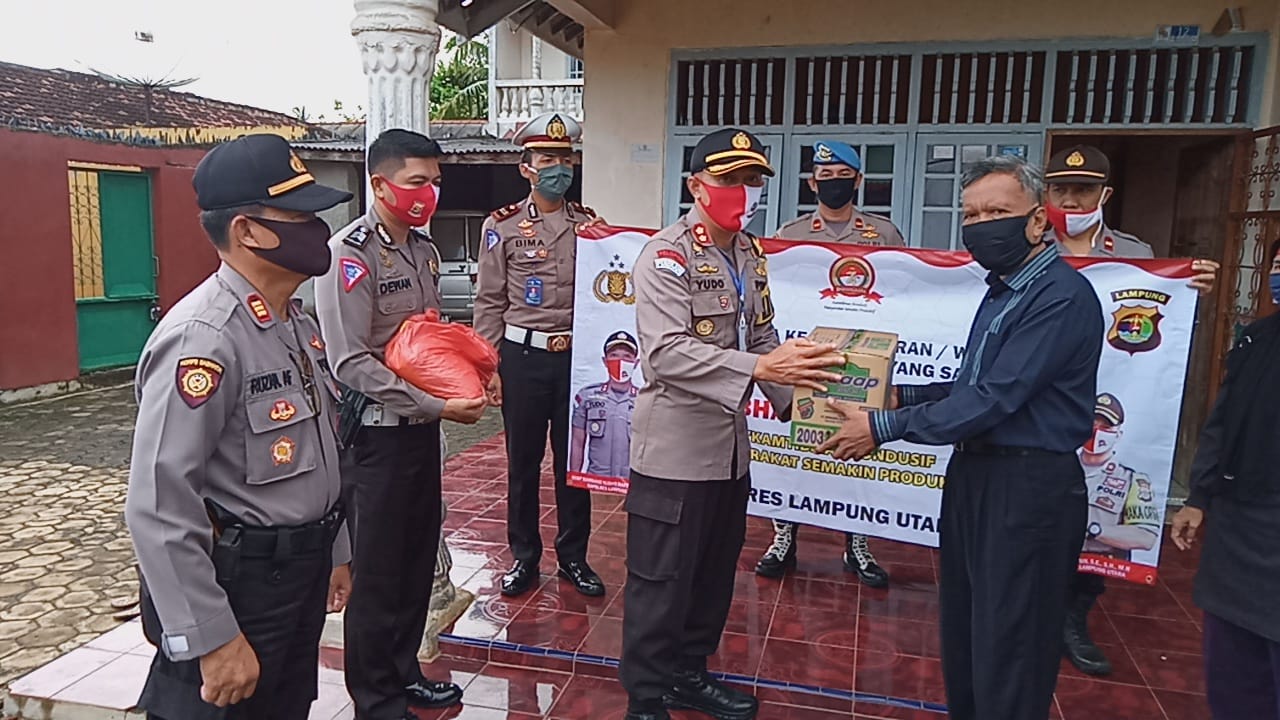 Sambut Bhayangkara ke-74, Polres Lampura Kunjungi Personel dalam Kondisi Sakit, Purnawirawan, dan Warakawuri