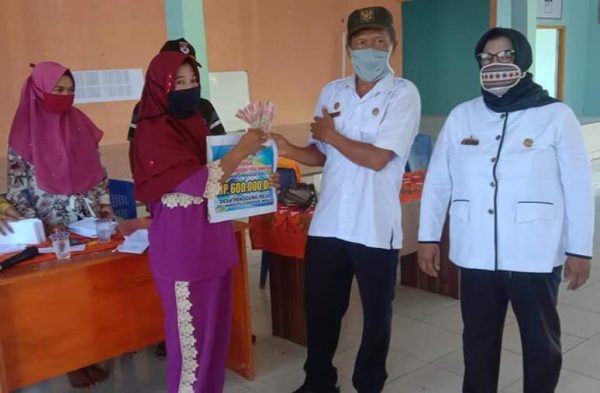 Camat Rawajitu Utara Bagikan BLT di Desa Panggung Rejo