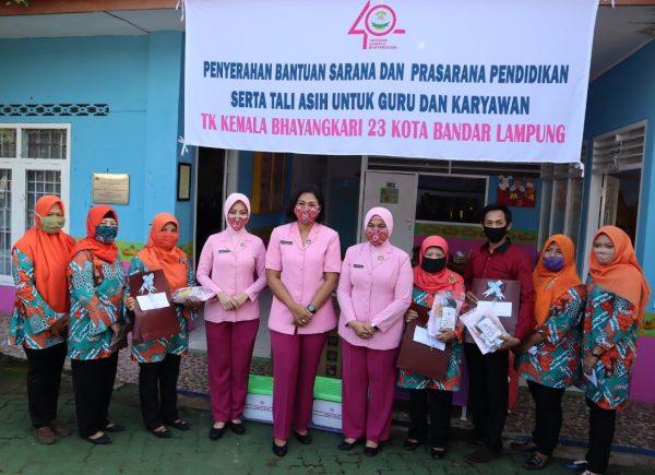 Ketua Pengurus YKB Daerah Lampung Ny Sarie Purwadi Serahkan Bantuan Untuk TK Kemala Bhayangkari
