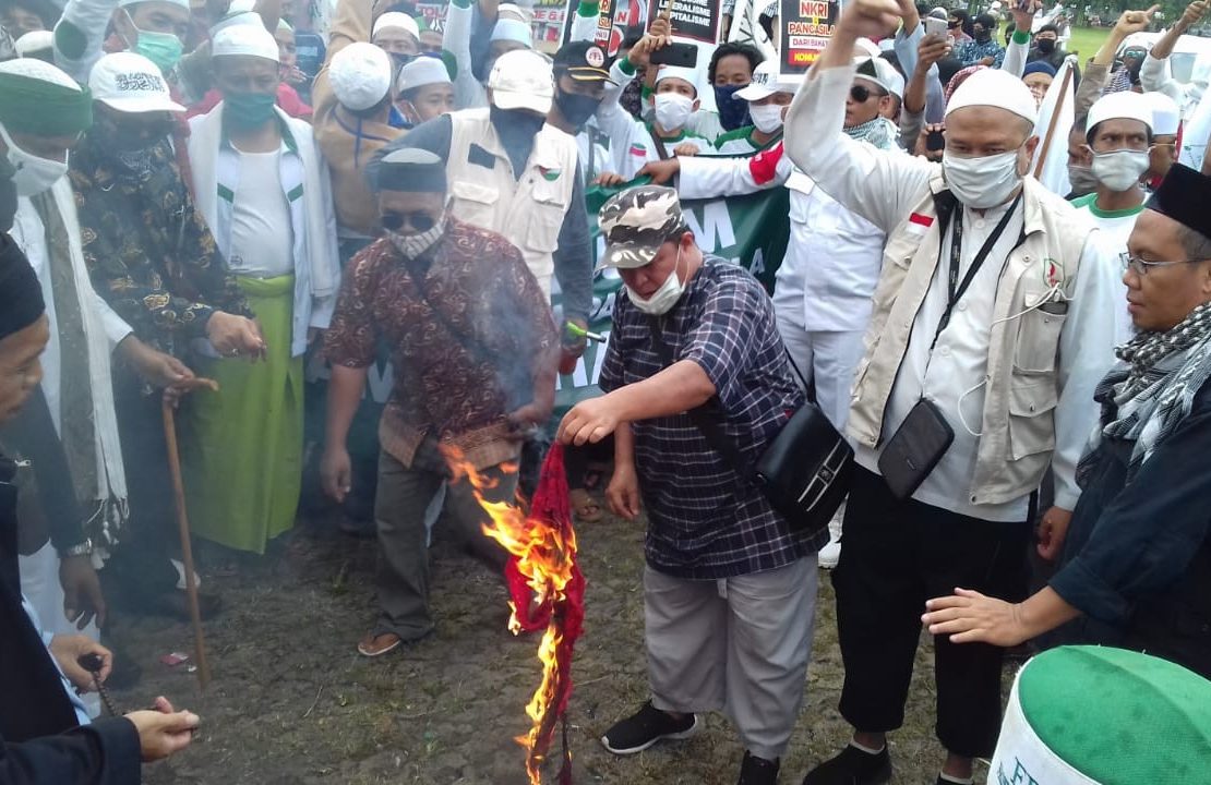 Forum Suara Masyarakat Lampung Bakar Bendera Dan Teriak Ganyang PKI