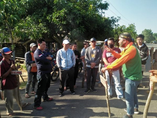 Relawan Jokowi dan Masyarakat Adat Patok Lahan Kebun Karet PTP VII di Blambangan Umpu