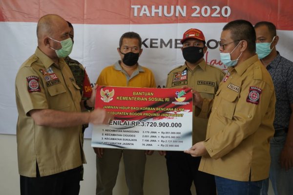 Kemensos Serahkan Jaminan Hidup Korban Longsor di Bogor Rp3,7 Miliar
