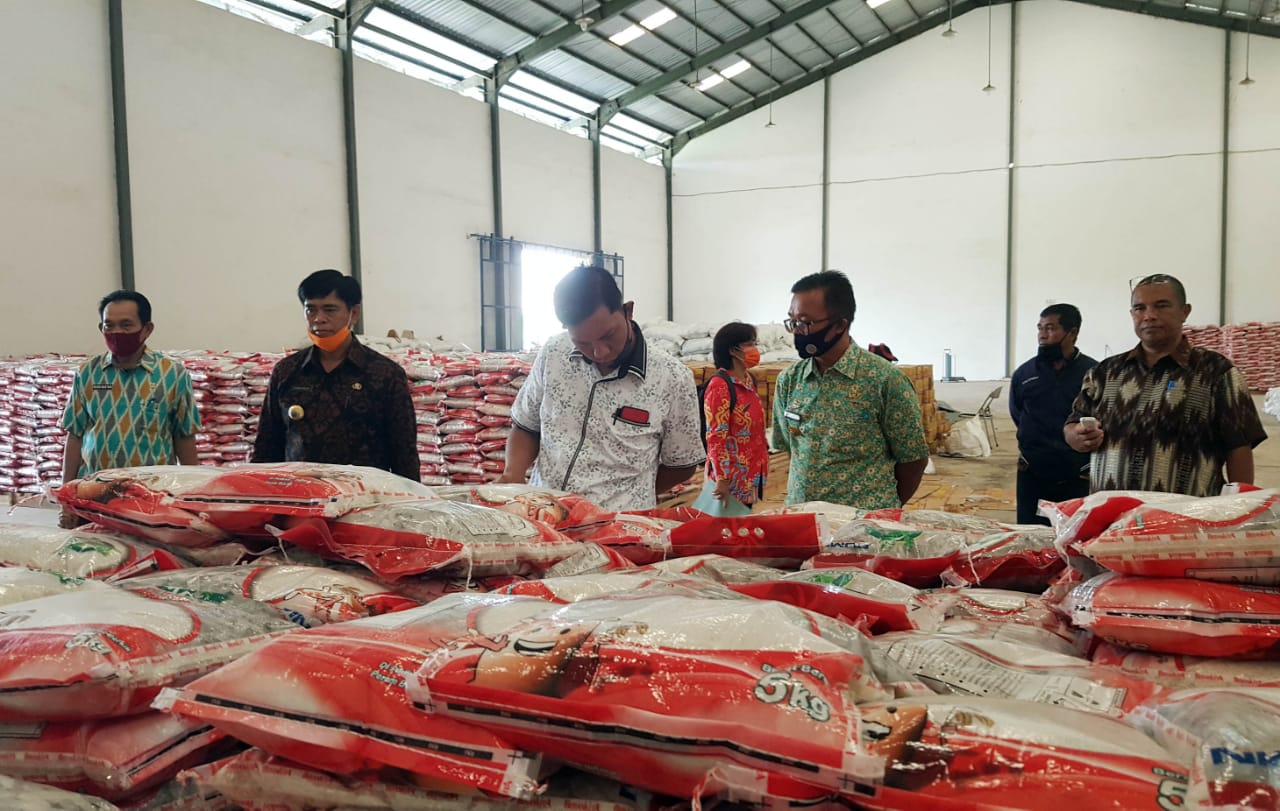 Tim Kejari Lamsel Tinjau 24.941 Paket Sembako  Yang Siap Dibagikan Ke Masyarakat Terdampak Korona