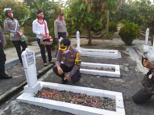 Kapolres Tanggamus AKBP Oni Prasetya Pimpin Ziarah Dan Tabur Bunga di Hari Bhayangkara ke-74