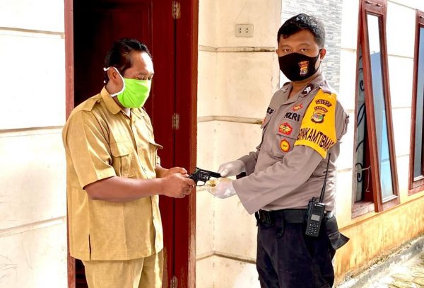 HUT Bhayangkara 74 Bhabimkamtibmas Desa Budi Aji Naryo Terima Penyerahan Senpi Rakitan