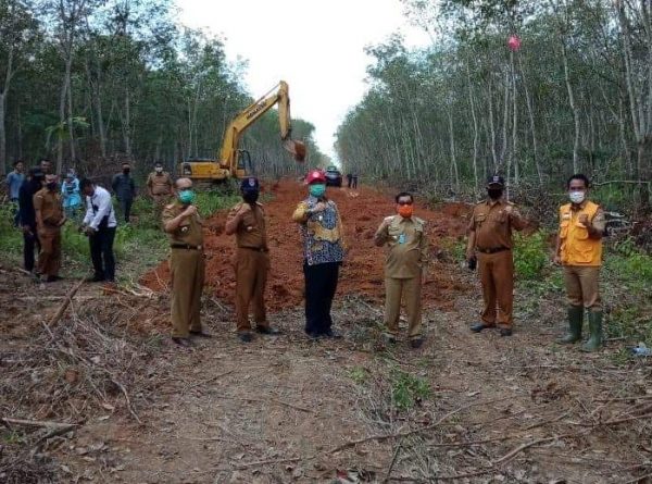 Bupati Saply Tinjau Pekerjaan Jalan Tembus Dua Desa di Kecamatan Tanjung Raya