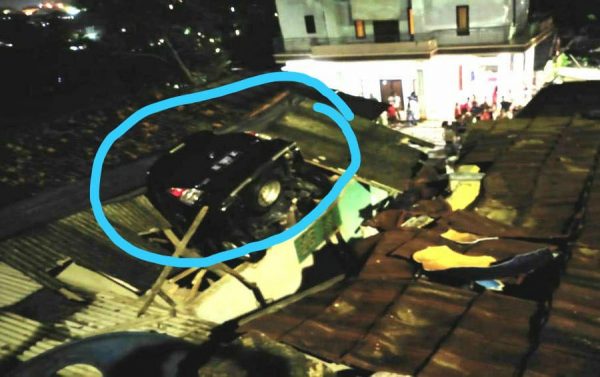 Mobil Kijang Inova Terbang dan Tersangkut di Atap Rumah Tetangga