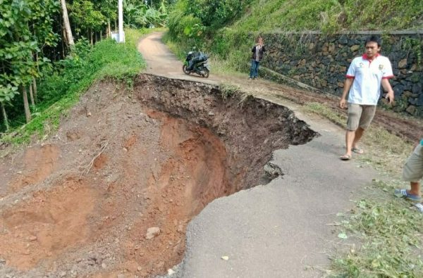 Akibat Longsor Jalan Utama Desa Munca Putus Pemerintah Pesawaran Diminta Segera Respon