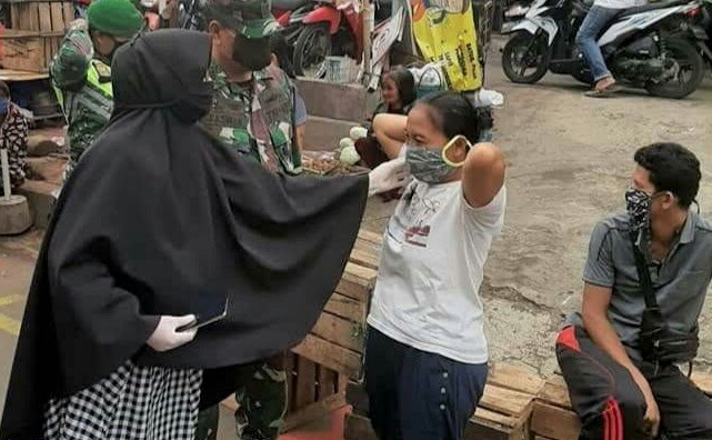 Peduli Covid-19, Anggota DPRD Kota MetroTerjun ke Pasar Bagikan Ratusan Masker