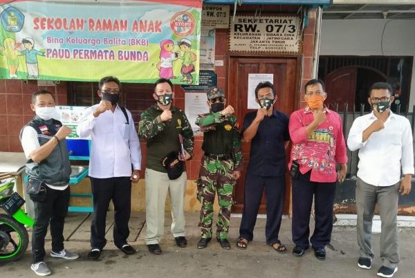 Satgas Anticovid-19 KYP Blusukan Dari Gang ke Gang Obati Warga Positif Corona