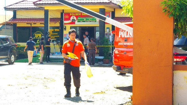 Kantor Polsek Disatroni Pria Bersenjata Samurai Satu Polisi Tewas dan Satu Luka Luka, Pelaku Tewas Ditembak