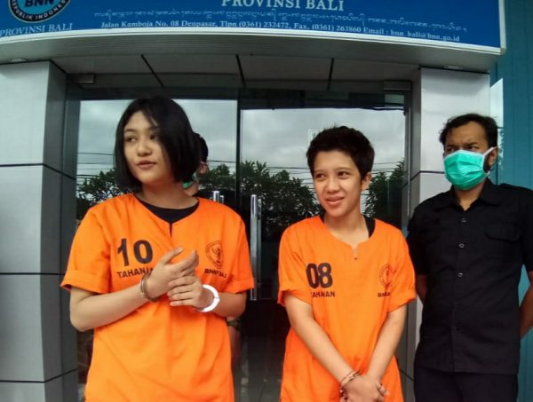 BB 2 Kilo Sabu dan 800 Butir Pil Ekstasy Pasangan Lesbian Putri dan Ika di Vonis 17 Tahun Penjara Denda Rp2 Miliar