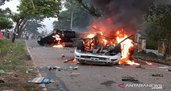 Unjukrasa Soal BLT Warga Bentrok Dengan Polisi Mobil Wakapolres Hangus Terbakar