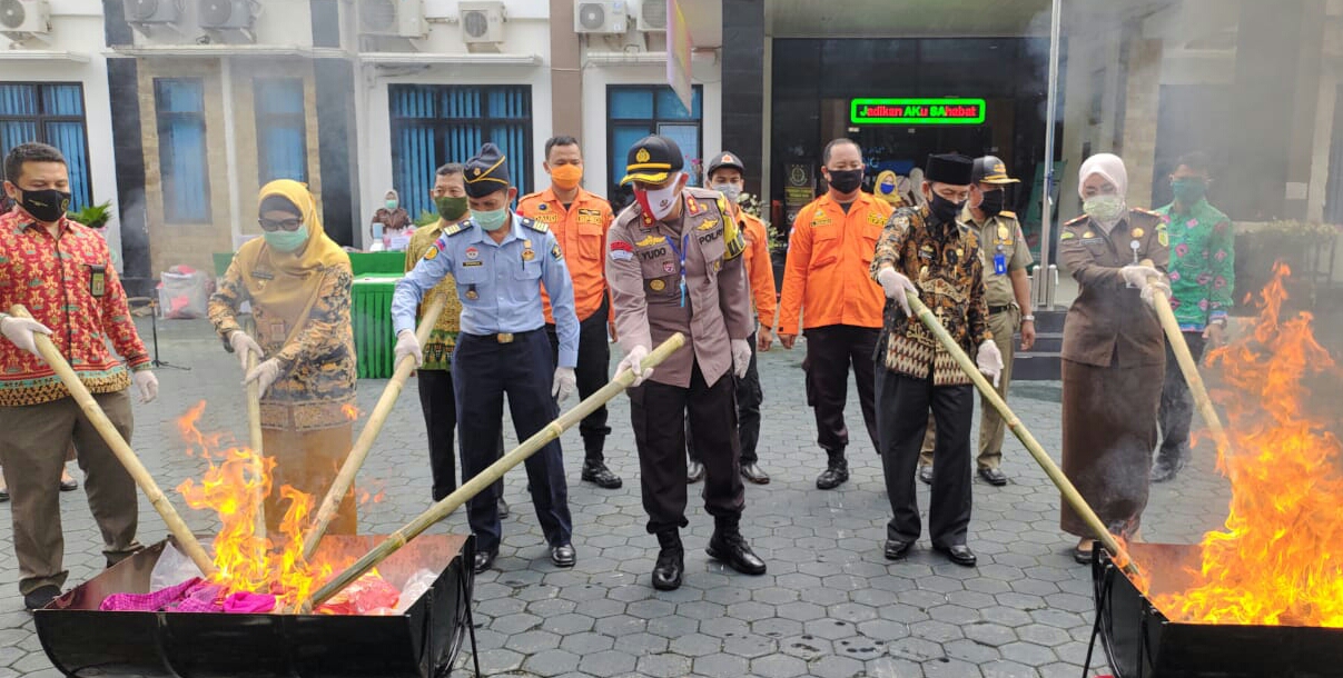 AKBP. Bambang Yudho Martono Saksikan Pemusnahan BB Hasil Kejahatan