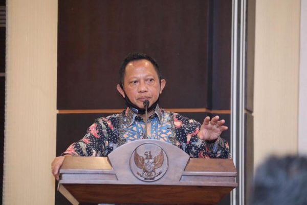 Mendagri Larang Calon Pertahana Pasang Atribut Pribadi di Bantuan Sosial