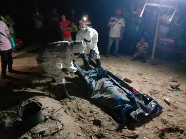 Mayat Pria Anonim Terdampar Membusuk di Pantai Limus Dimakamkan di TPU Martanda