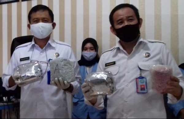 BNN Lampung Tangkap Tiga Pengedar Narkoba Jaringan Tegineneng, BB 16,5 kg Sabu dan 8966 Butir Pil Ekstasi di Simpan di Kuburan Dan Tiang Sutet Dua Pelaku Ditembak