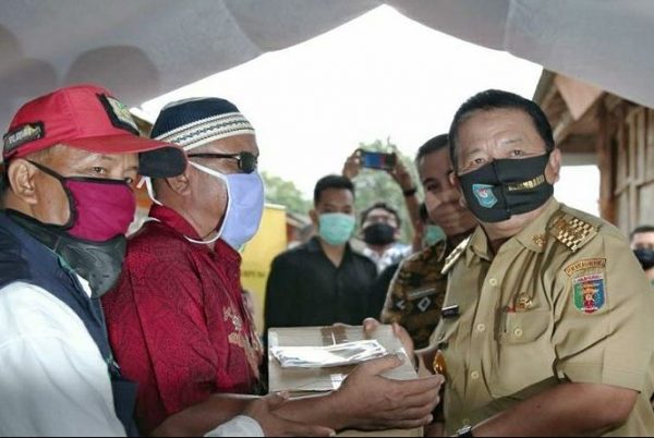 Gubernur dan Ketua PKK Serahkan Bantuan Covid-19 di Acara Bakti Sosial di Piabung
