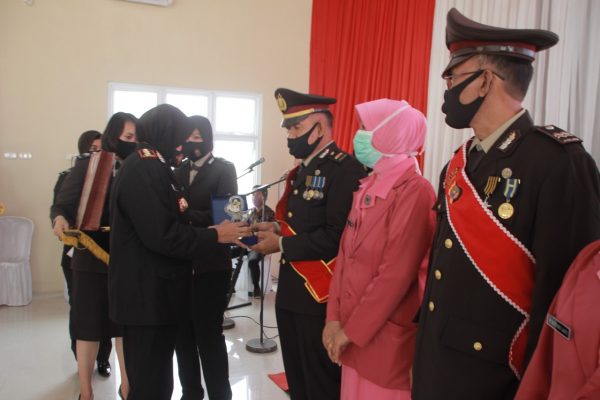 4 Personil Polri dan 1 ASN Polres Metro Purna Tugas