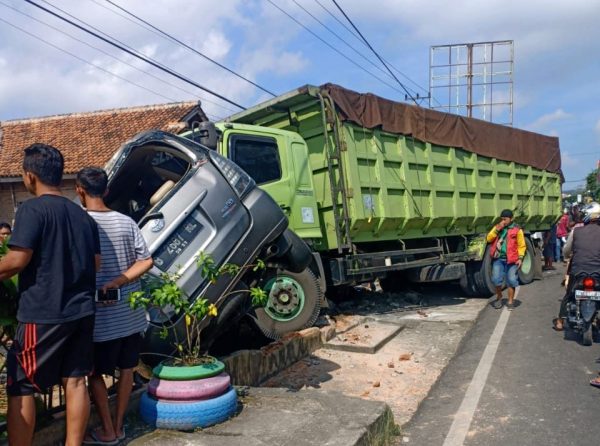 Fuso Muat Karnel Rem Blong di Jalan Lintas Barat Enam Mobil Ringsek 9 Penumpang Luka Luka