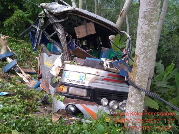 Bus Permata Hati Rombongan Anak SMA Kota Metro Masuk Jurang Satu Orang Dikabarkan Tewas