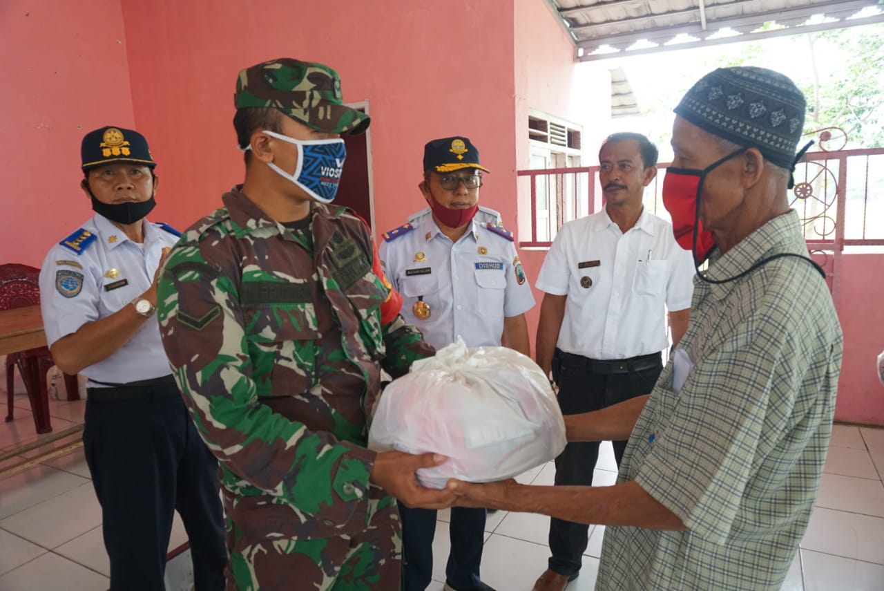 Pemkab Lamsel Berikan Bantuan Sembako Kepada 1.500 Keluarga Di Kecamatan Merbau Mataram 