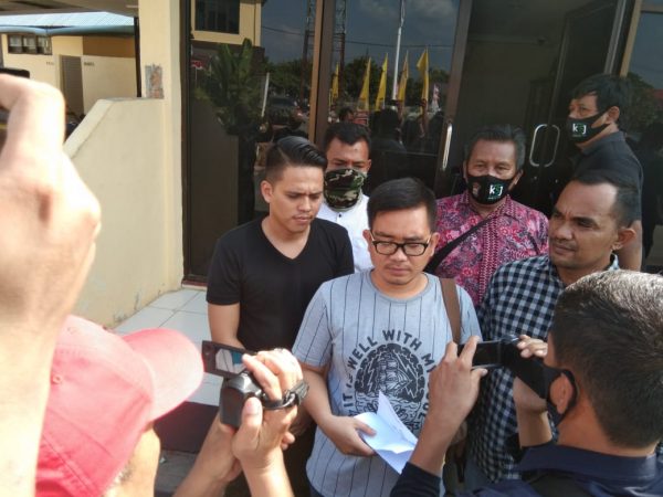 Oknum Pejabat PT Waskita Karya “Ancam” Wartawan Dengan Pamer Pistol Polisi?