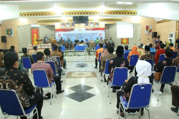 Budi Utomo Serah Terima Sertifikat Tanah Program PTSL Secara Virtual