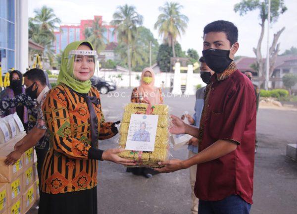 Jumat Barokah di Mahan Agung, Ketua LKKS Riana Sari Bagikan Sembako Korban Napza