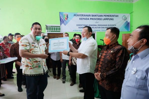 Kampanyekan Gemarikan, KKP dan Ketua Komisi IV DPR Bagikan Berbagai Bantuan Kepada Masyarakat