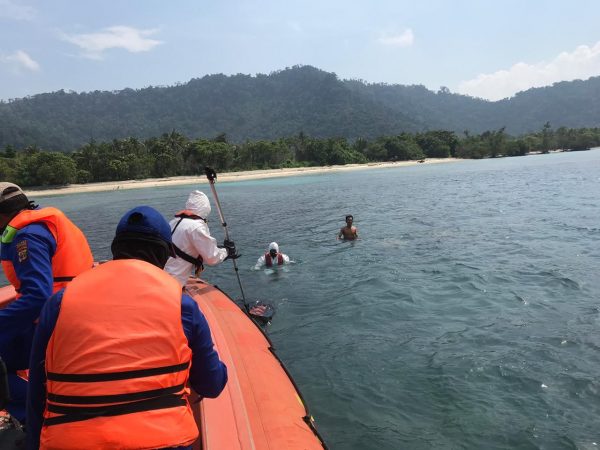 Warga Pulau Sebuku Temukan Mayat Laki Laki Terampung Membusuk di Laut