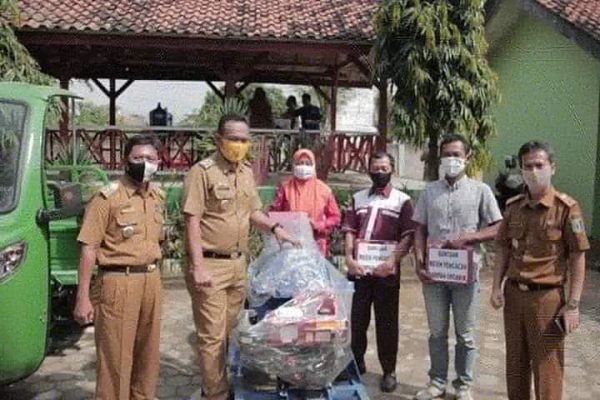 Wabup Fauzi Serahkan Mesin Pencacah Sampah Untuk Kelompok Masyarakat Peduli Lingkungan