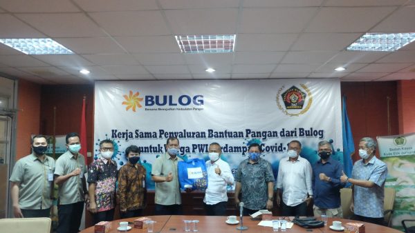 Bulog Gandeng PWI Peduli Salurkan Bantuan Pangan Dampak Covid-19