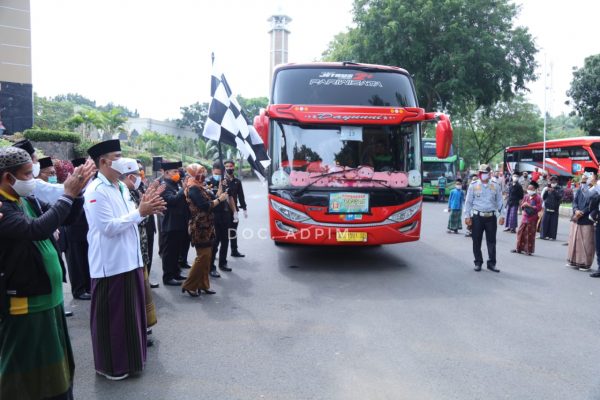 Wagub Chusnunia Lepas 1150 Santri dan Santriwati Menuju Pondok Pesantren Lirboyo