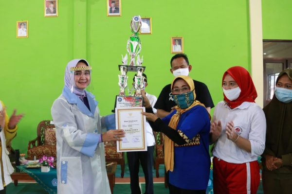 Baksos di Kabupaten Pringsewu, Ketua TP PKK Lampung Riana Sari Arinal Serahkan 4 Piala Lomba